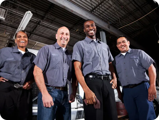 Equipe de mécaniciens souriant